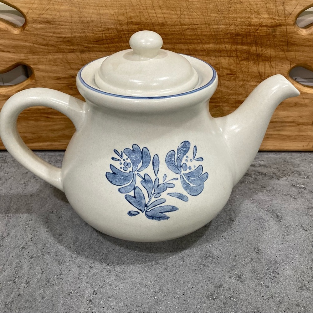 Pfaltzgraff Yorktowne tea pot with lid - Picture 4 of 11